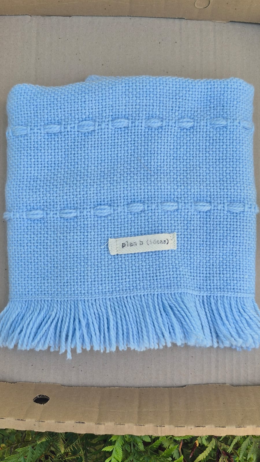 pañoleta para bebé tejida en telar de color celeste con trama relieve pasacintas