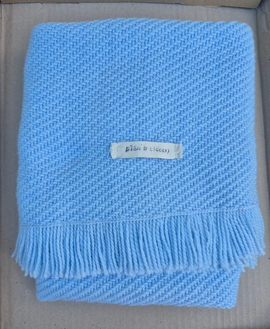 manta para bebé tejida en telar color celeste con trama diagonal